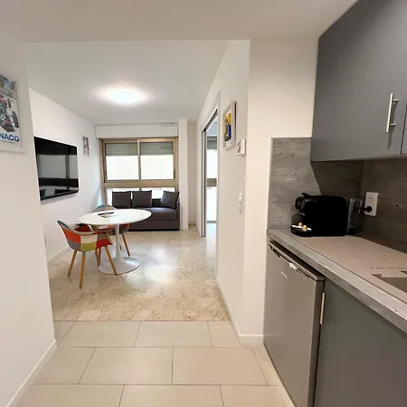 Petit 2 Pieces Carre D'or Nice