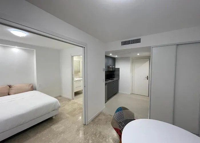 Petit 2 Pieces Carre D'or Apartment